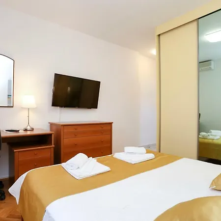 Guest house Luxury Apartment Ela 3*